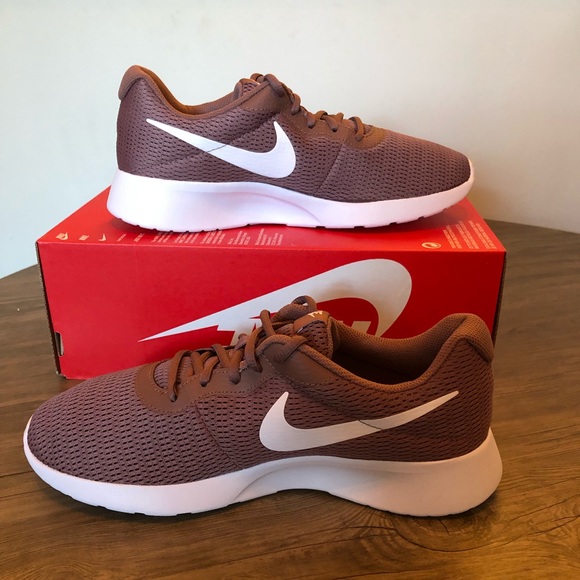 NEW - Woman’s Nike Tanjun shoes - Picture 4 of 8